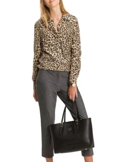 Tommy Hilfiger Honey Medium Monogram Logo Tote Bag In Black 9 Tommy Hilfiger Honey Medium Monogram Logo Tote Bag In Black -Mocha shop 727722190 4 720x928