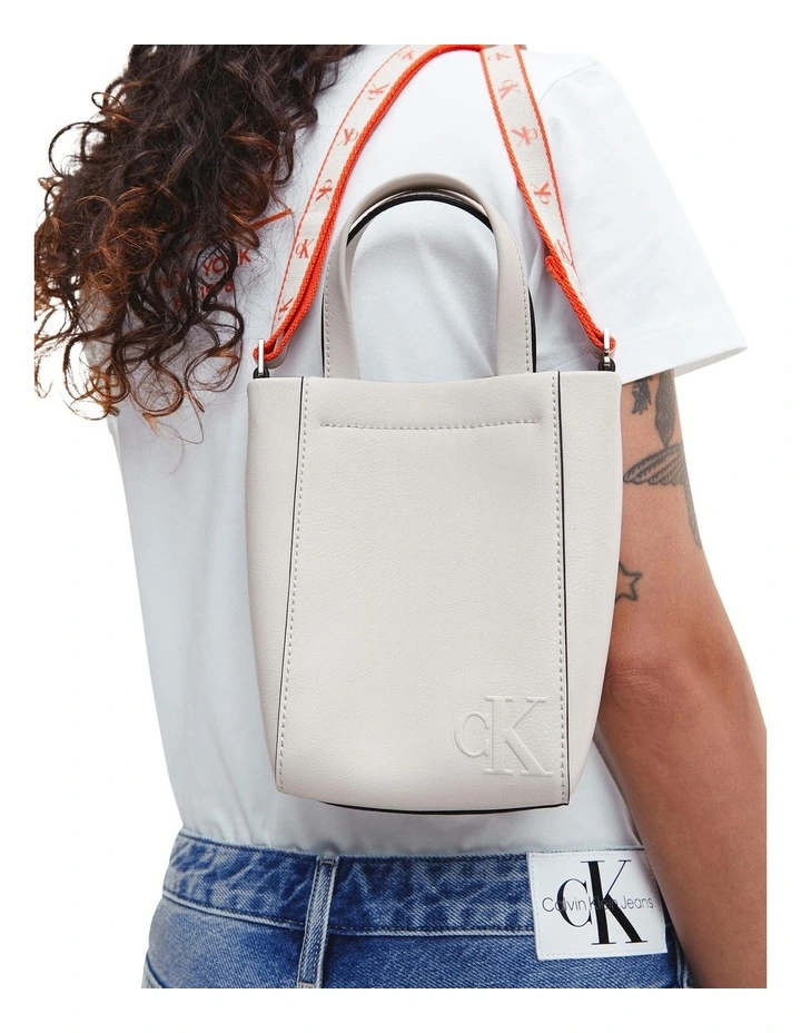 Calvin Klein Jeans Faux Leather Ultralight Tote Bag In White 6 Calvin Klein Jeans Faux Leather Ultralight Tote Bag In White - Image 4